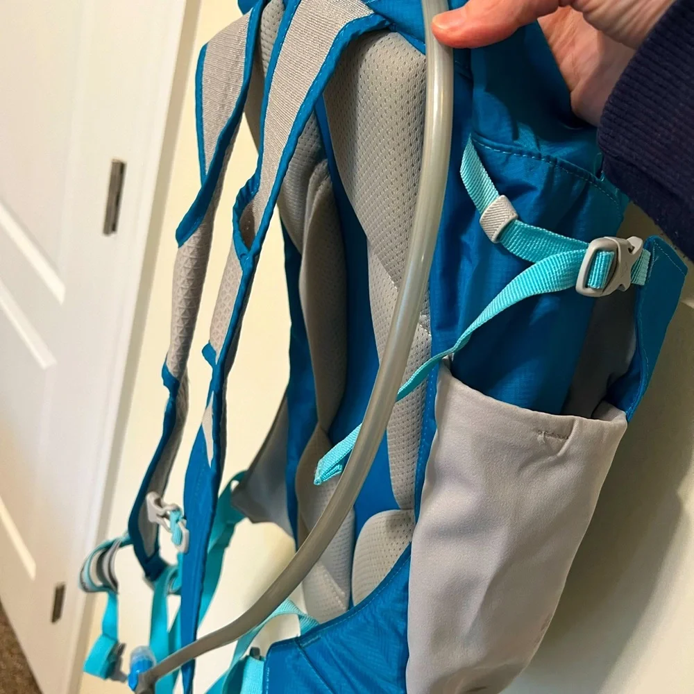 Columbia Unisex Silver Falls 15L Hydration Backpack / Blue / Excellent Condition